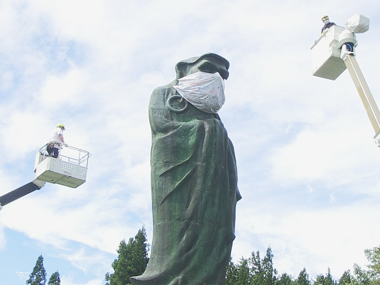 岐阜県飛騨市神岡町にある日本一大きいといわれる「立ちだるま」に、新型コロナの終息...