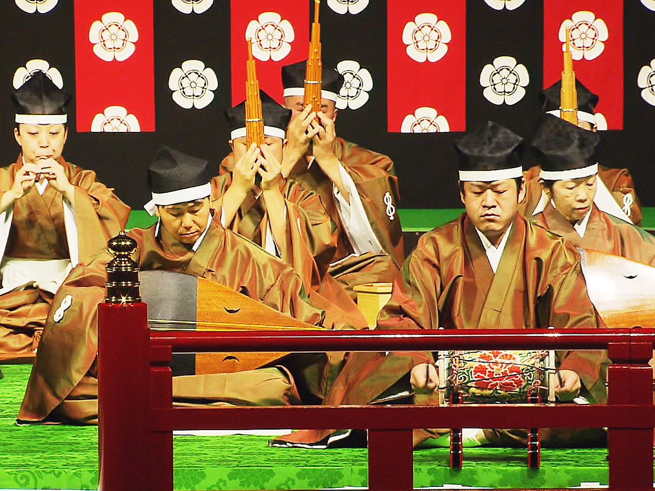 岐阜県内を拠点に、雅楽の伝承に向けて活動する雅楽松風会の定期演奏会が岐阜市で開か...
