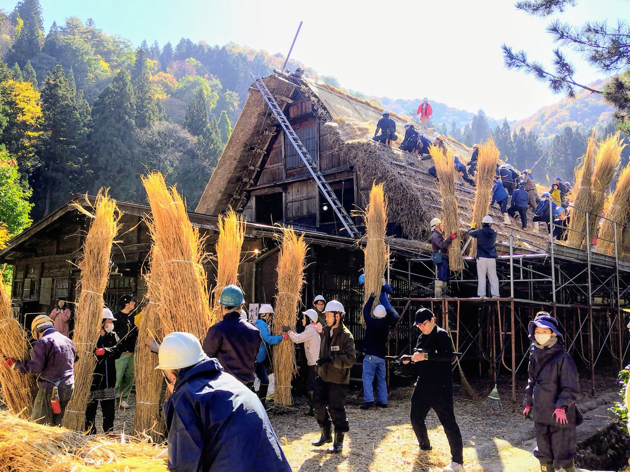 世界遺産登録から今年で３０周年を迎えた大野郡白川村の合掌造り集落で８日、住民同士...