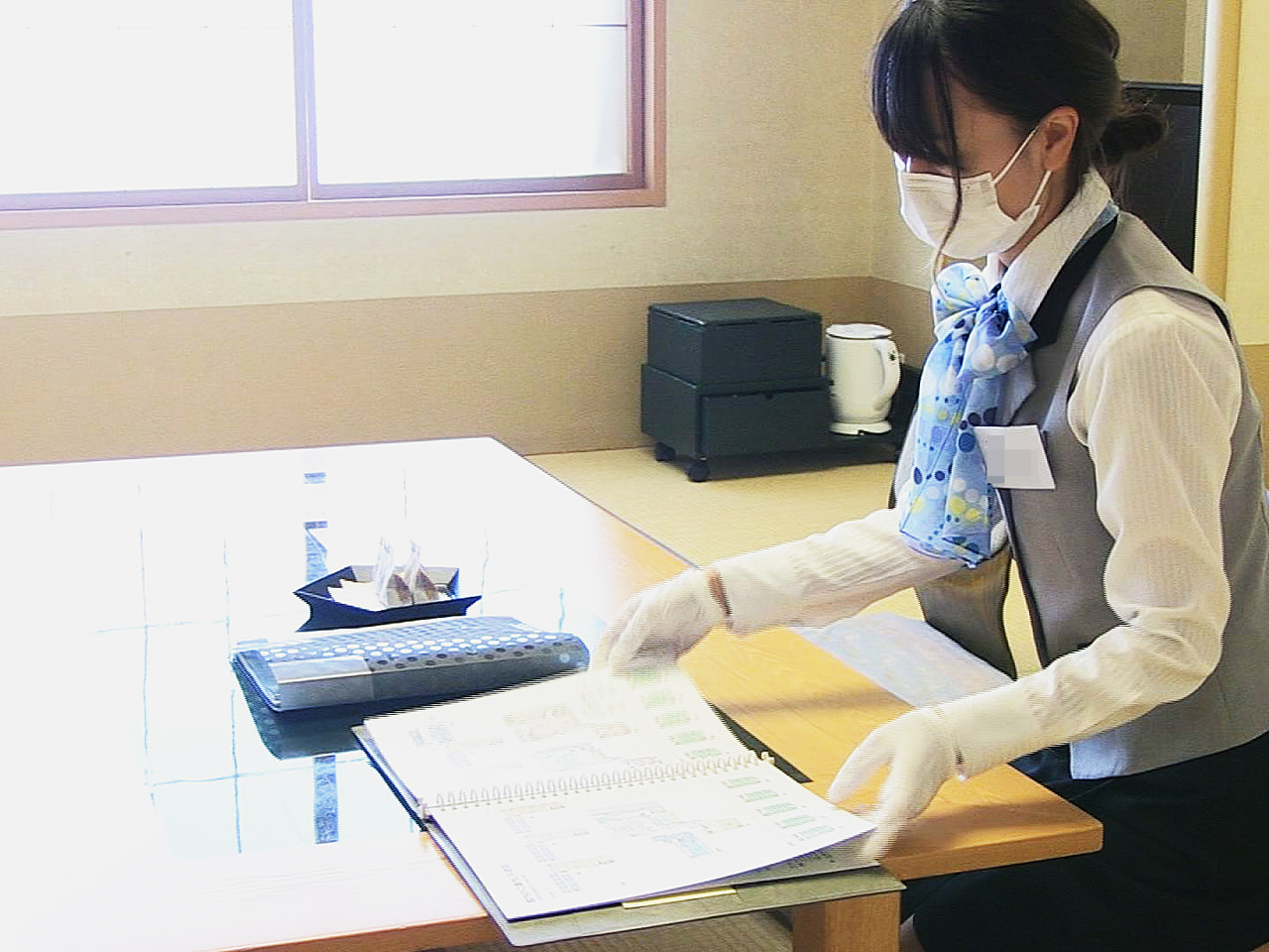 岐阜県高山市の高山信用金庫の職員が、市内のホテルで業務を体験し、もてなしを学びま...