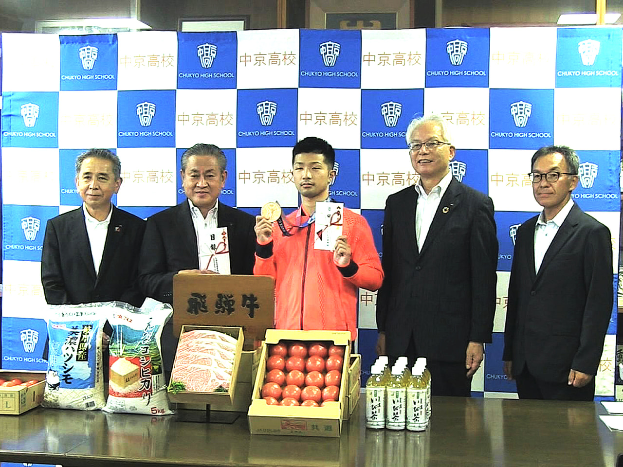 東京オリンピックのボクシング男子フライ級で銅メダルを獲得した、中京高校教諭の田中...
