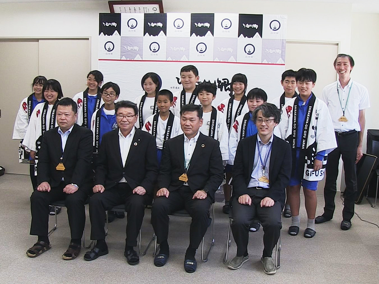 秋の修学旅行シーズンを前に、岐阜県白川村は白川郷学園の6年生12人をジュニア観光...
