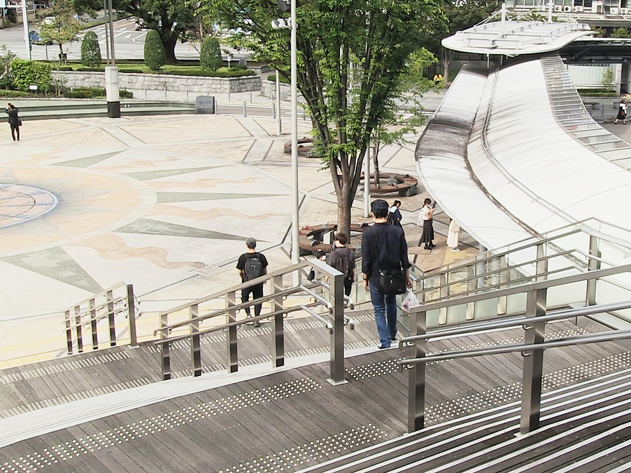 シルバーウィーク最終日だった26日のJR岐阜駅前の人出は、前の週の日曜日に比べる...