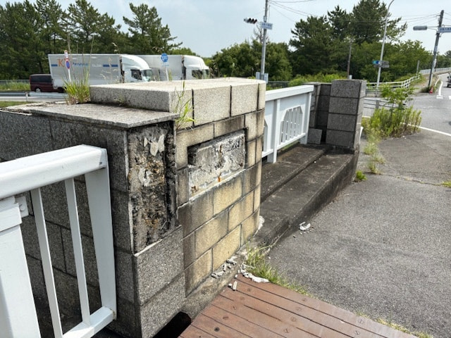 海津市の揖斐川に架かる油島大橋で、橋の名前などが記された金属の銘板4枚が はがし...