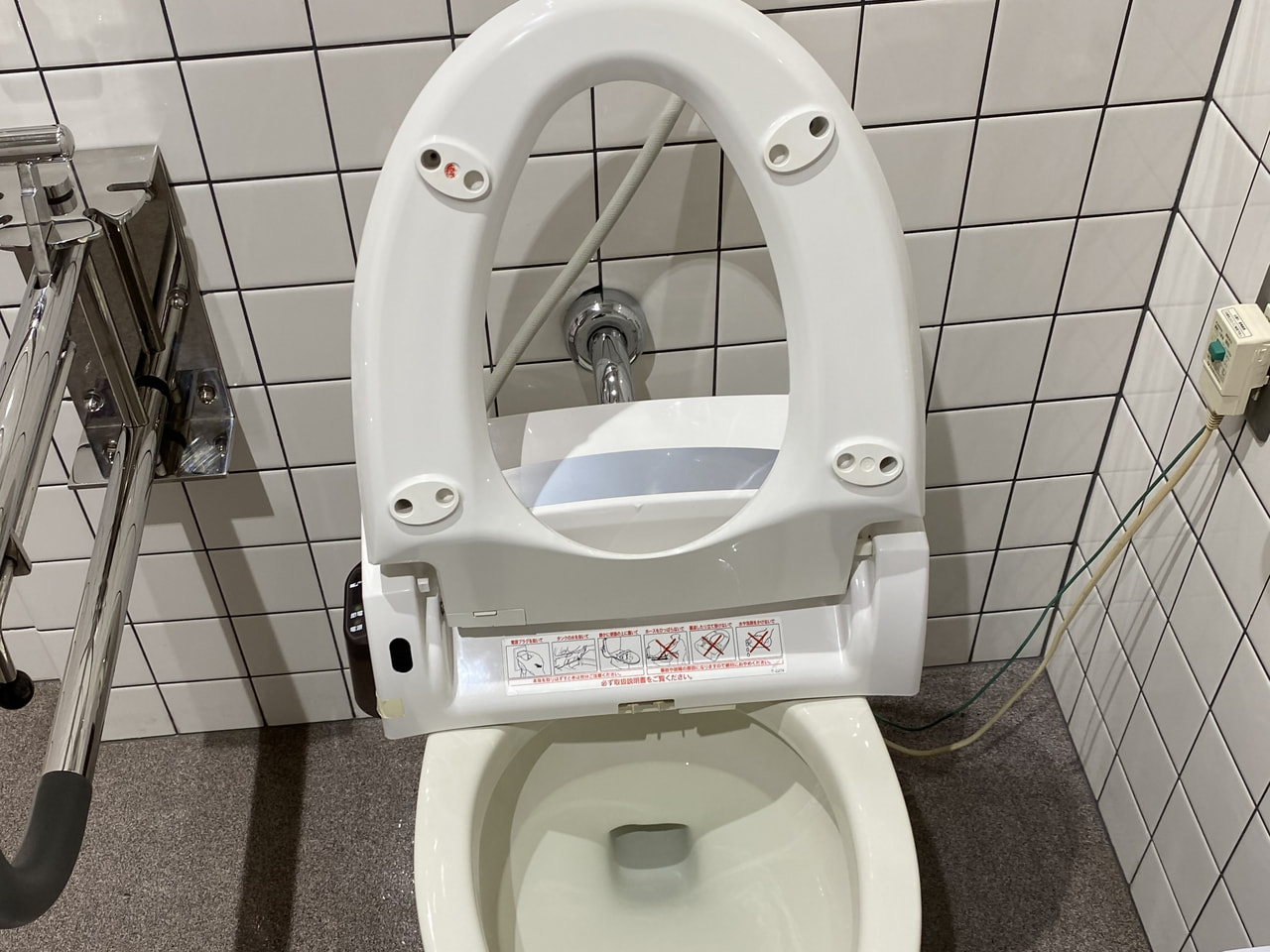 県は１７日、岐阜市薮田南の県有施設、ＯＫＢふれあい会館で、多目的トイレや男性用ト...