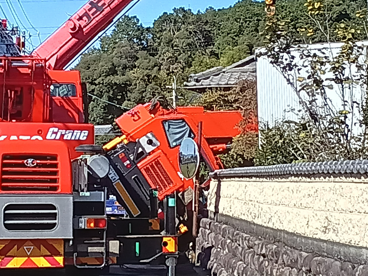 岐阜市で作業中のクレーン車が横転し、住宅の敷地内に倒れこむ事故がありました。けが...