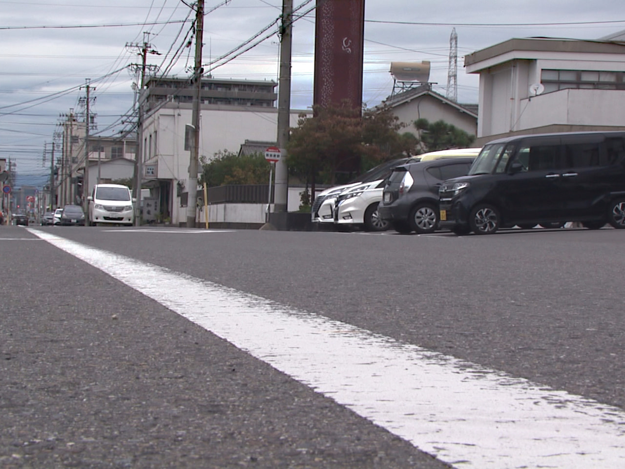 8日夜、岐阜市の市道で道路を歩いて渡っていた女性(63)が乗用車にはねられ死亡し...