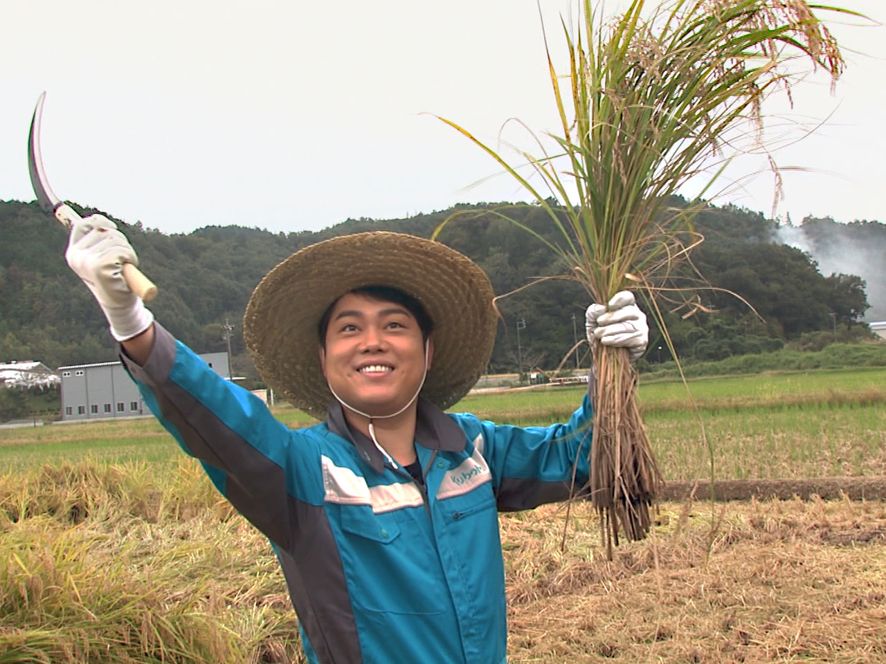 山県市のふるさと大使で、演歌歌手の三山ひろしさんが9日、山県市美山地域の田んぼで...