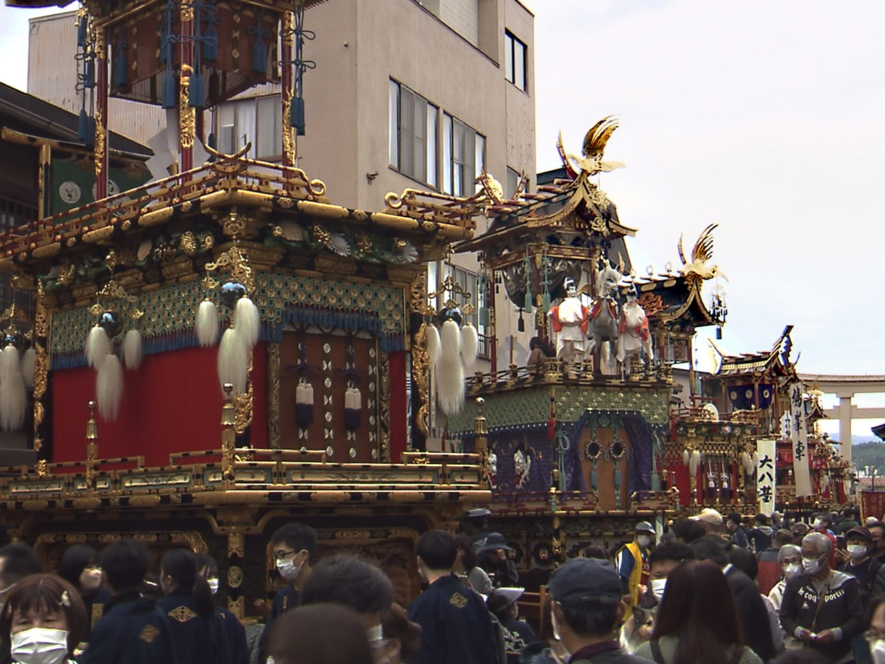 秋の高山祭が9日開幕し、3年ぶりの屋台行事となる曳きそろえが行われ、絢爛豪華な屋...