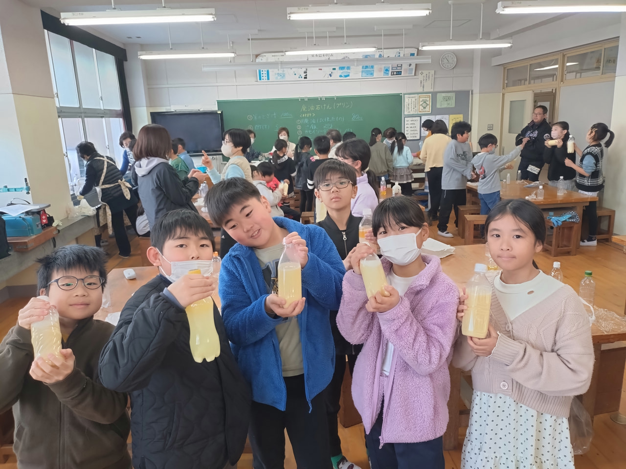 廃油を利用したせっけん作りの授業が１日、岐阜市の小学校で行われ、児童が環境に対す...