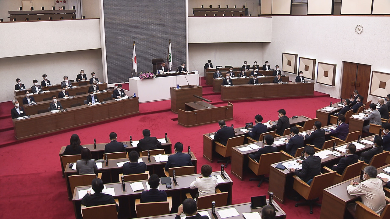 岐阜県議会の定例会は7日、本会議が開かれ、606億円余りの一般会計補正予算案など...