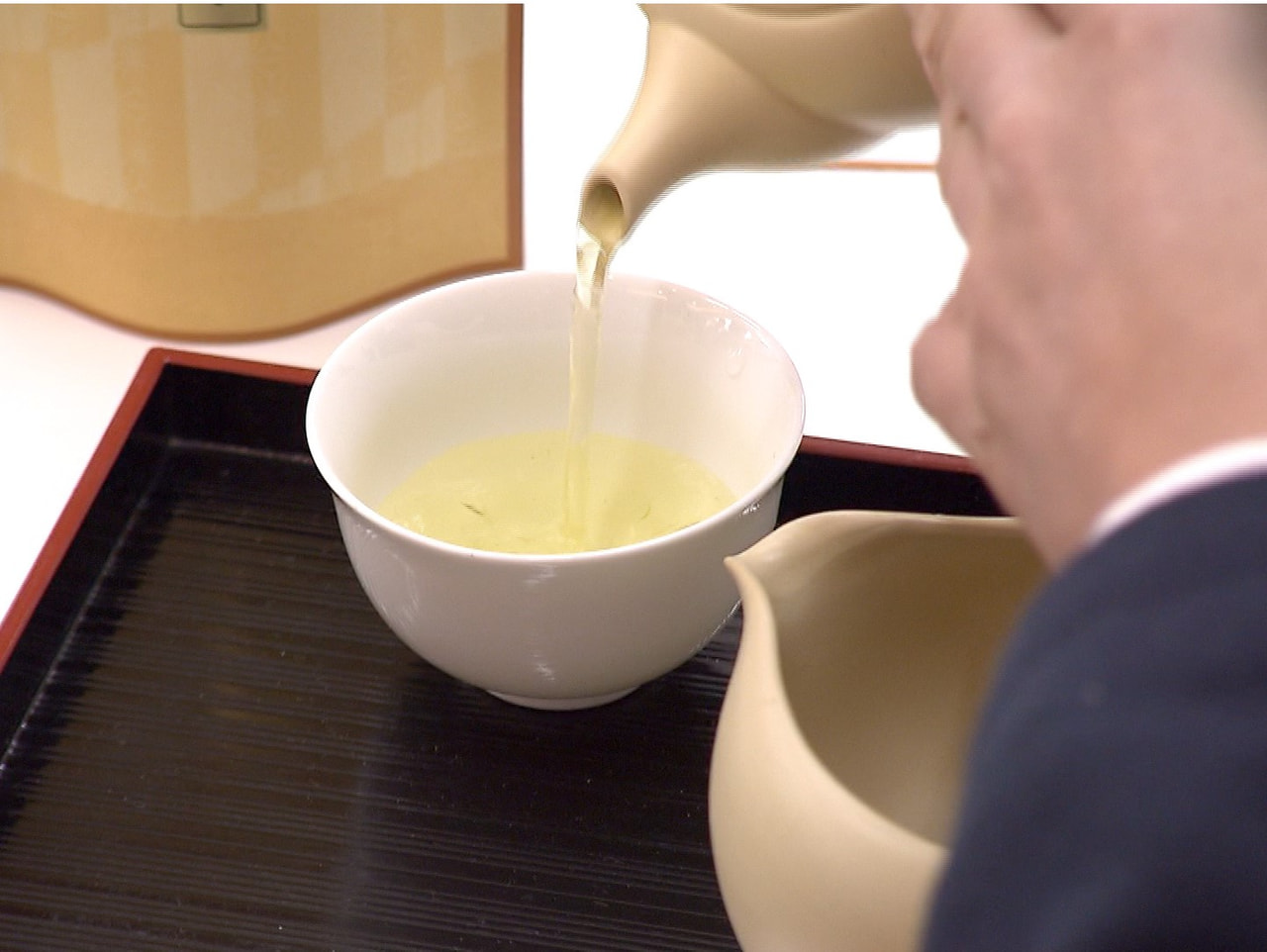 急須でいれた美濃いび茶の美味しさを知ってもらおうと、ワークショップが、6日、本巣...