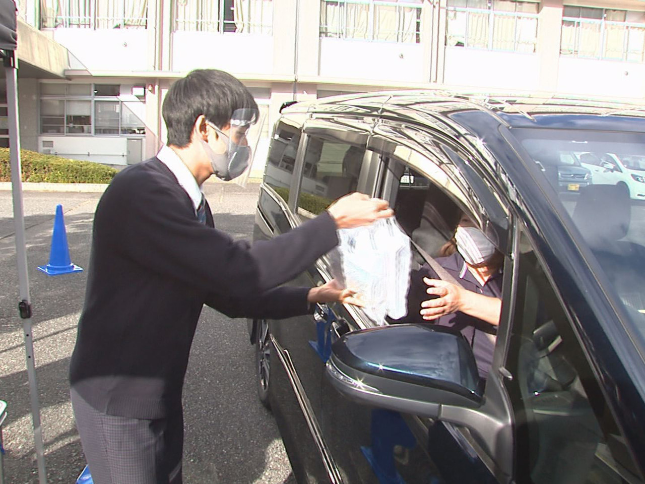 商業科で販売戦略などを学ぶ東濃実業高校の生徒が10日、企業と連携して開発した商品...