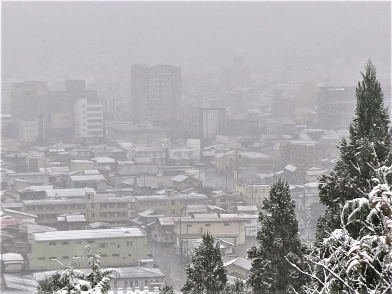 冬型の気圧配置が強まり２７日朝、高山市中心部は、うっすらと雪が積もりました。 午...