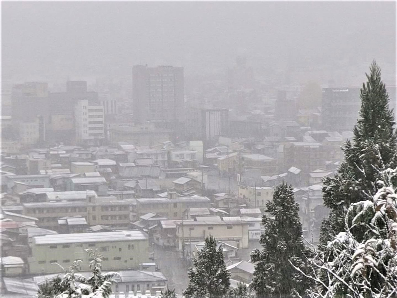 冬型の気圧配置が強まり27日朝、高山市中心部は、うっすらと雪が積もりました。 午...