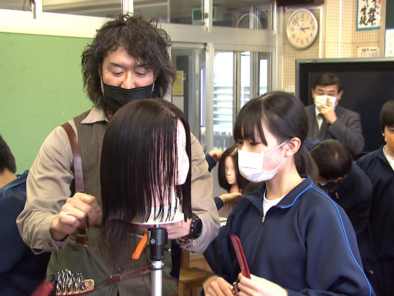 中学生に理容業界の魅力を伝え理解を深めてもらおうと関市の中学校で6日、理容技術の...