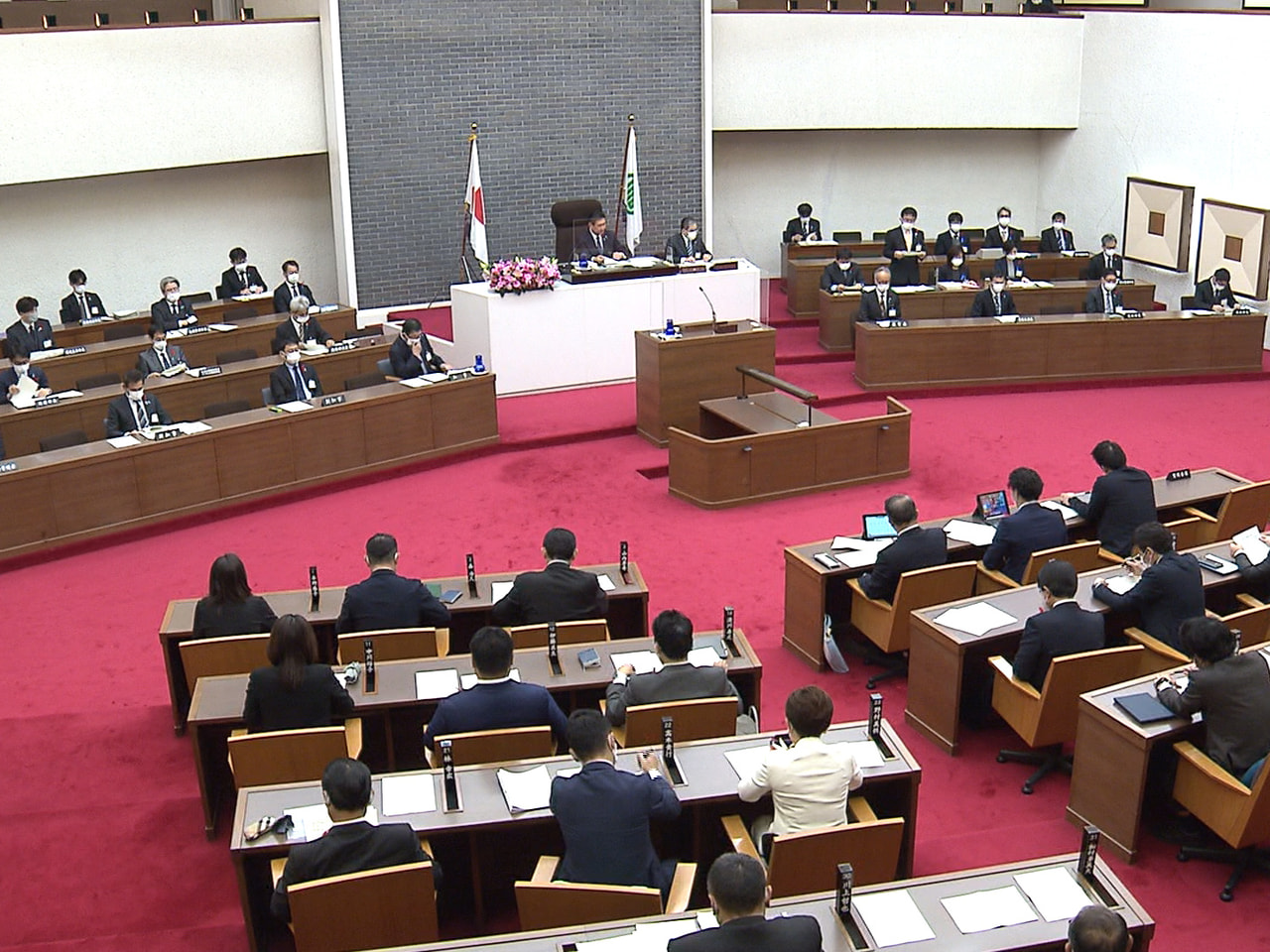 岐阜県議会の定例会は１６日、本会議を開き、総額４１８億円の一般会計補正予算案など...