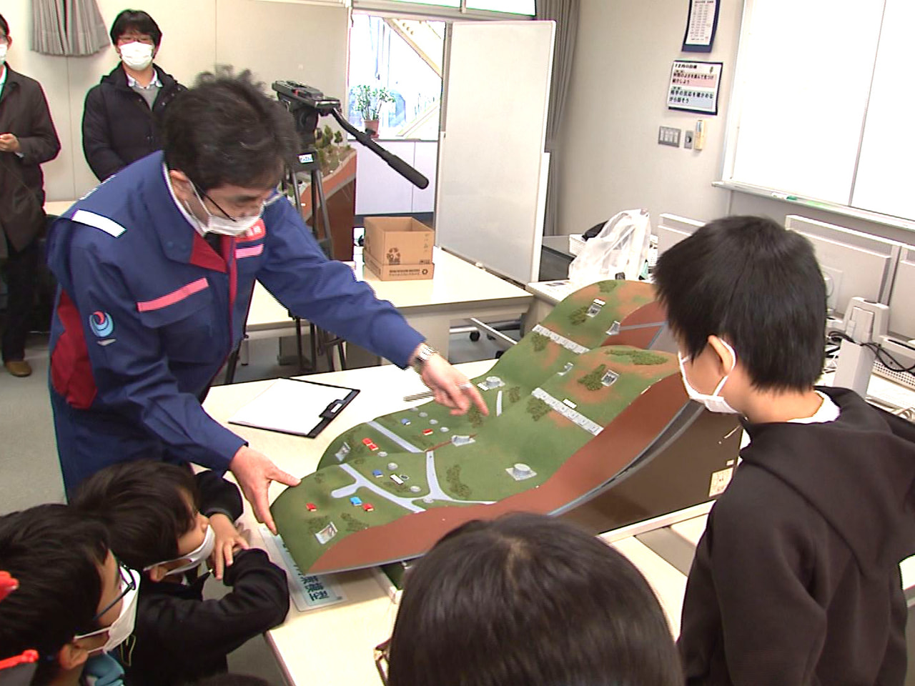 濃尾地震からことしで130年を迎え、子どもたちに防災意識を高めてもらおうと、揖斐...