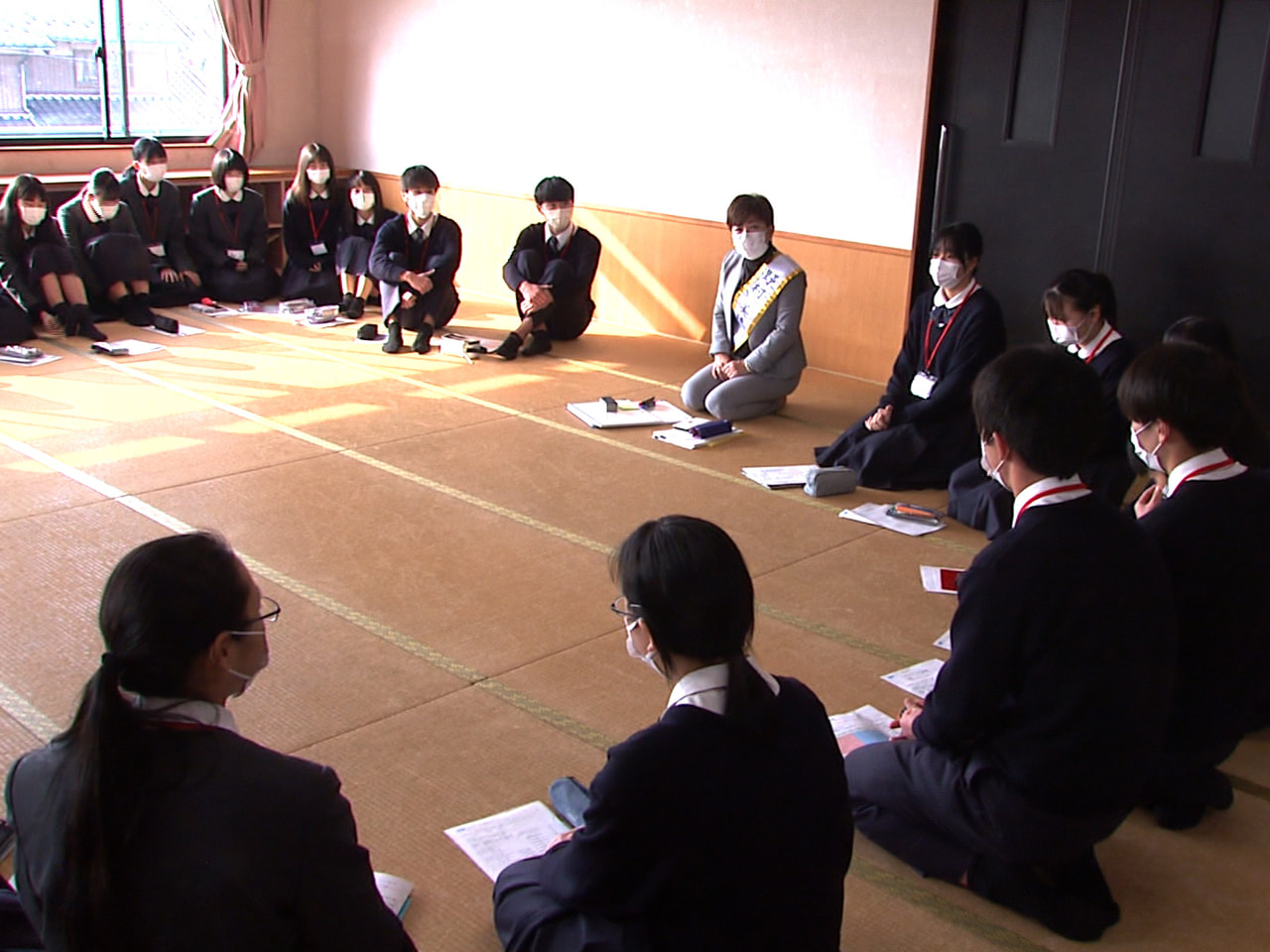 若者の政治離れが課題となる中高校生に政治に関心を持ってもらおうと、可児郡御嵩町の...