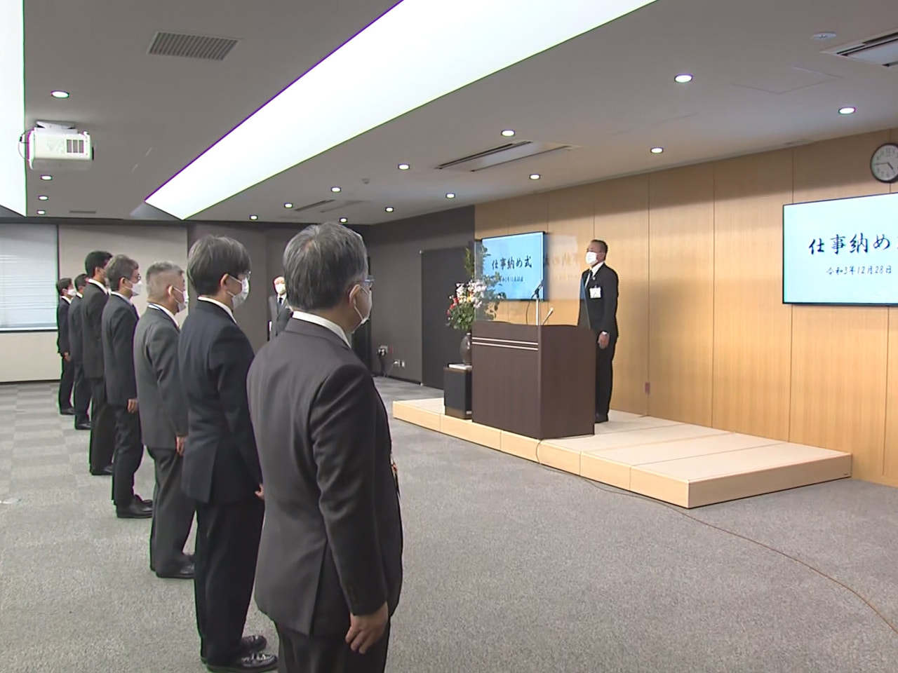 仕事納めの28日、岐阜県内の自治体では2021年も新型コロナの感染対策をして「仕...
