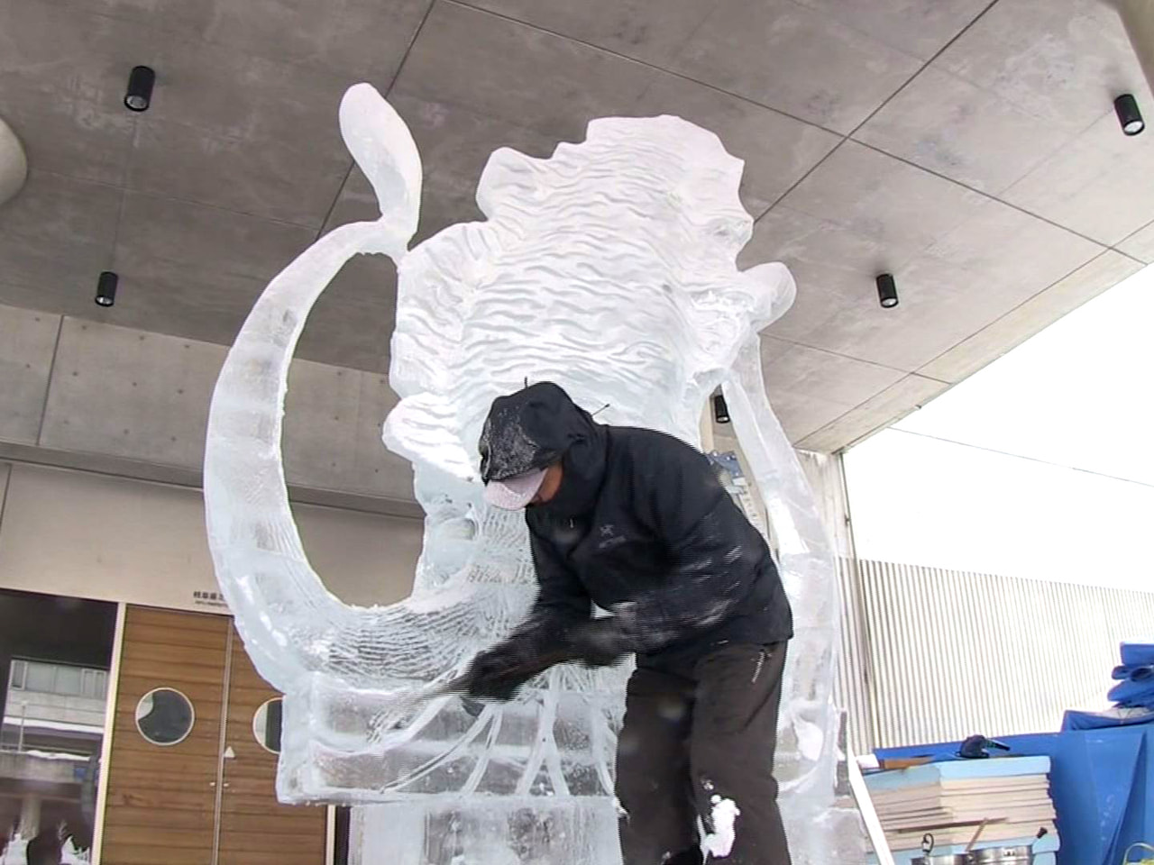 高山市で８日から開催される「氷と灯りの祭典２０２２」にあわせ氷の塊から削り出され...