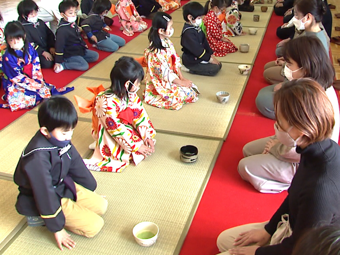 子どもたちが日本の伝統文化に触れる機会を作ろうと、大垣市の幼稚園で13日、「初釜...