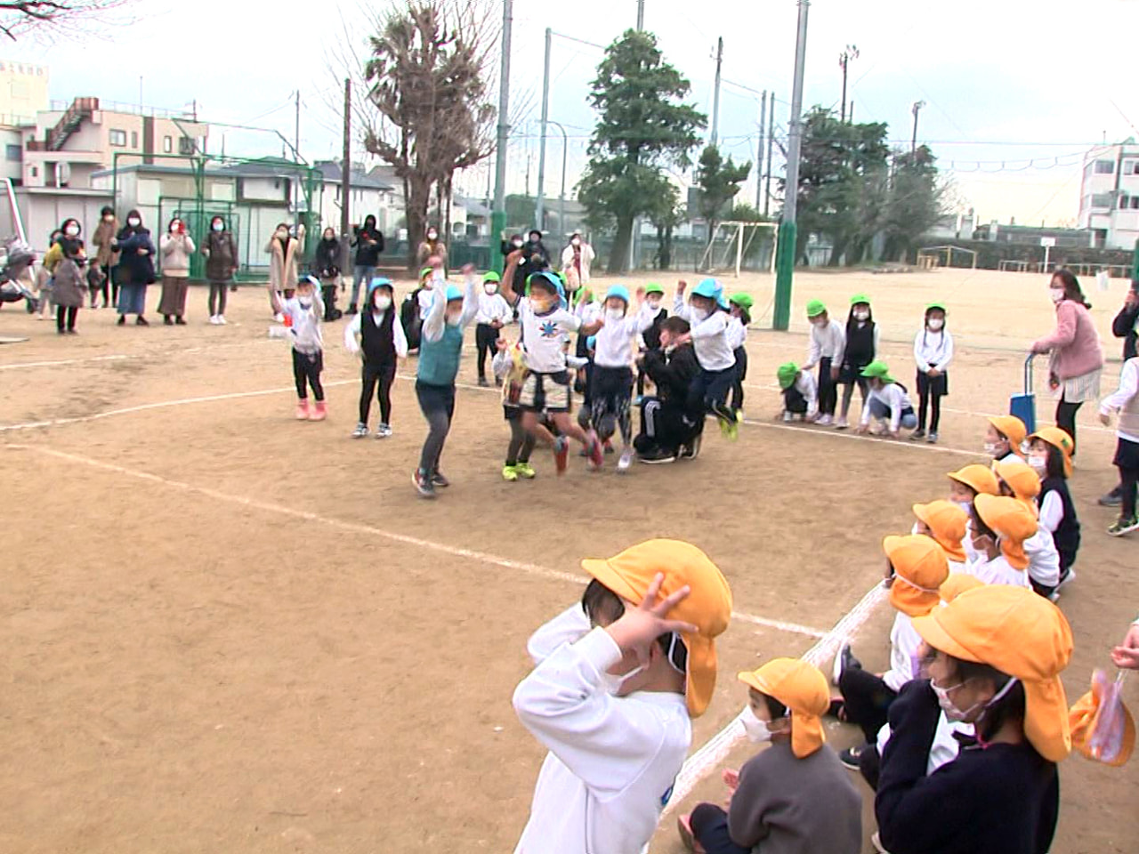 岐阜市の幼稚園同士で１７日、園を越えてのドッジボール対決が行われ、園児らが寒さを...