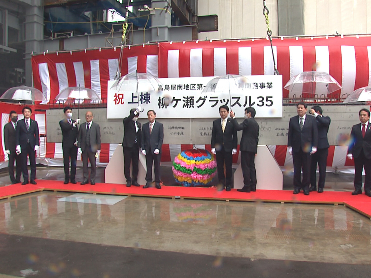 岐阜市の高島屋南地区で建設が進む再開発ビル「柳ケ瀬グラッスル35」で1日上棟式が...