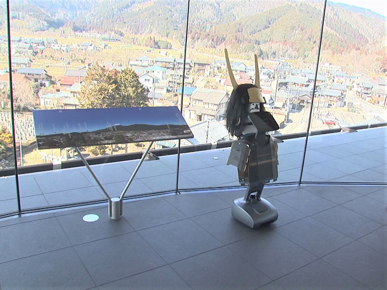 ロボットが来館者を案内する実証実験が10日から岐阜県不破郡関ケ原町の岐阜関ケ原古...