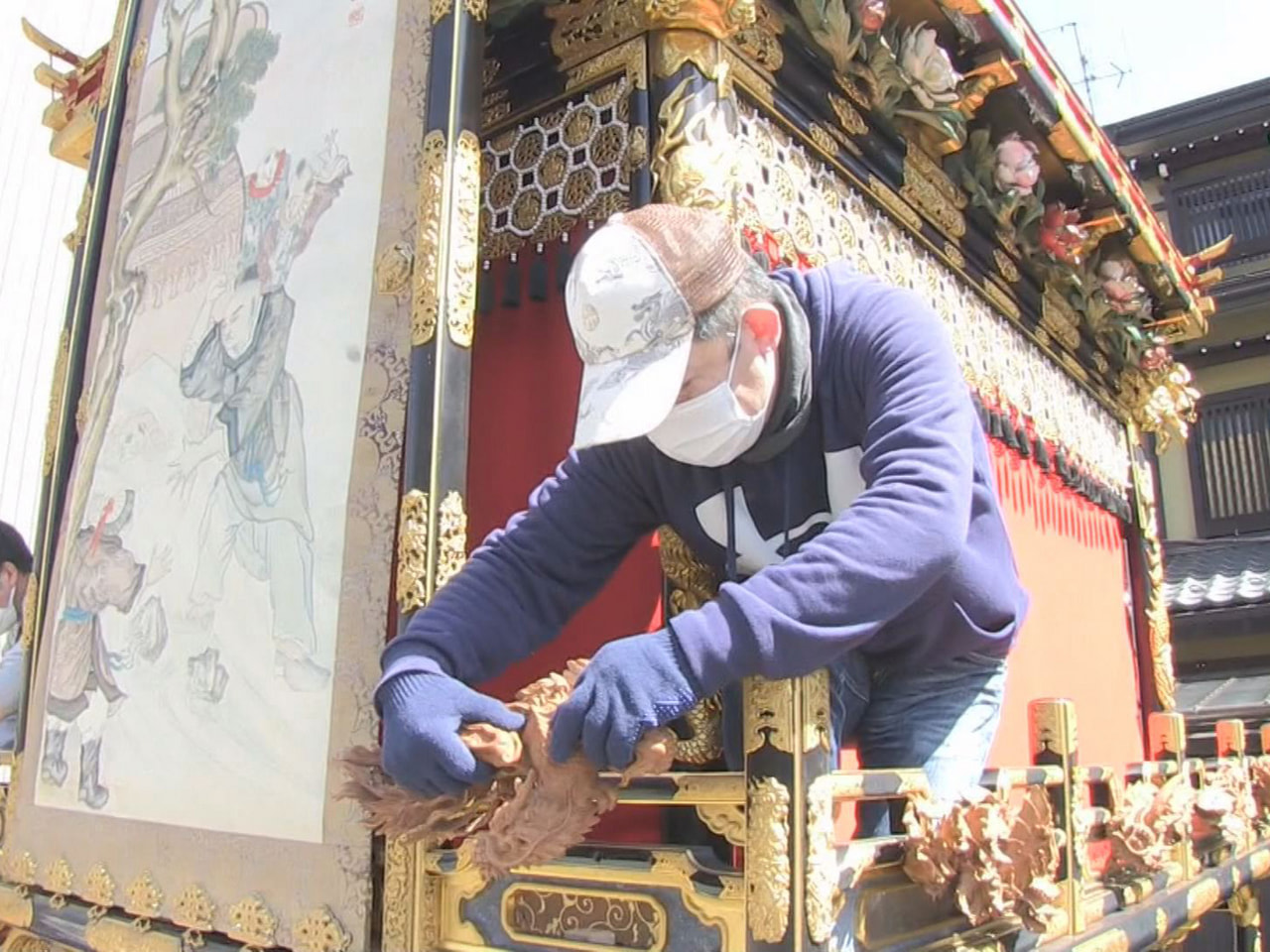 4月14日と15日に開催される春の高山祭を前に、祭屋台の飾り付けが各屋台蔵で始ま...