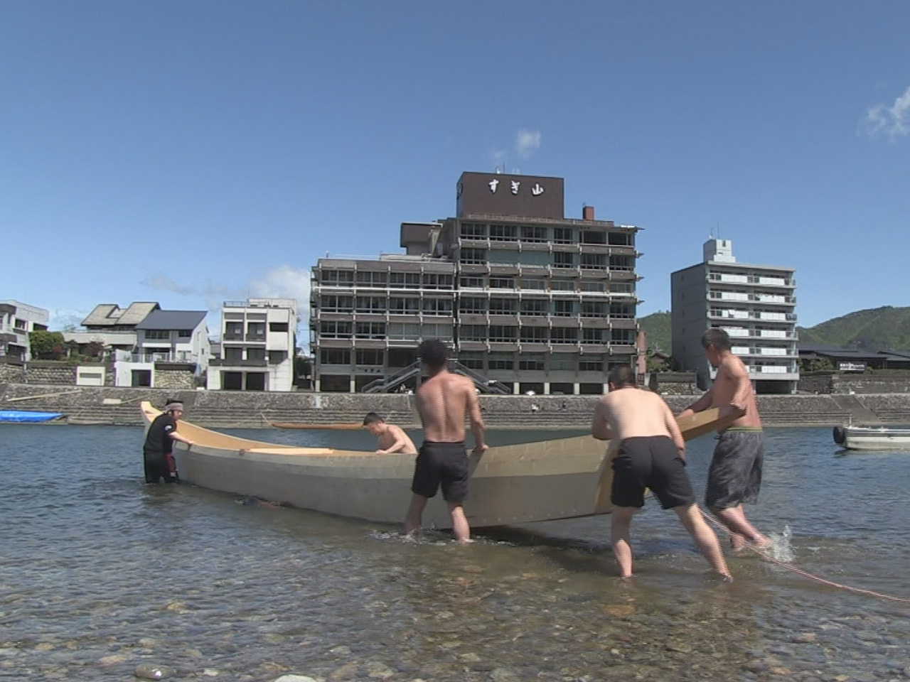 岐阜市の長良川鵜飼の新しい鵜舟の進水式が１６日、長良川河畔で行われました。 お披...