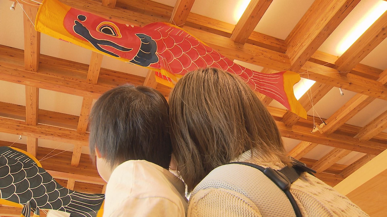 岐阜市にある木育推進拠点「ぎふ木遊館」で、郡上本染の鯉のぼりや郡上市で作られた木...