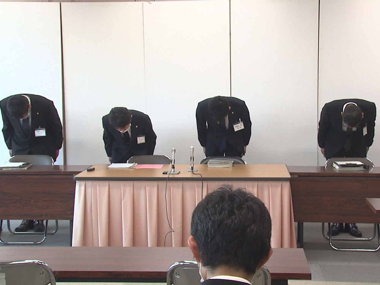 岐阜県教育委員会は２５日、道路交通法違反の酒気帯び運転の疑いで３月に逮捕された関...