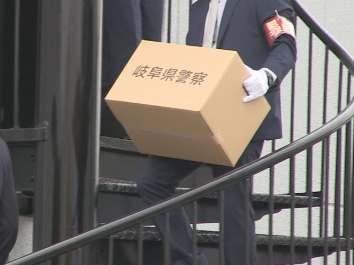 岐阜県警は２９日、自宅で男性に対し包丁を突き付けるなどして脅迫したとして、暴力行...