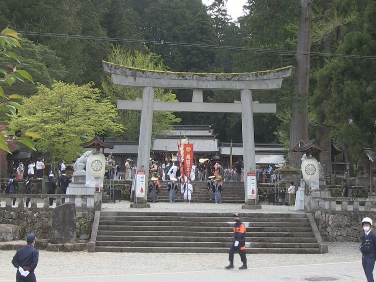 高山市の飛騨一宮水無神社の例祭が3年ぶりに営まれ、祭り行列が規模を縮小して行われ...