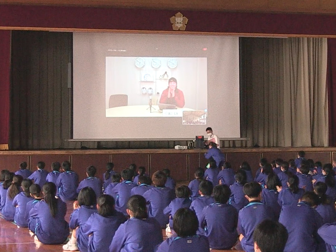 大垣市の中学校で６日、南極の昭和基地とオンラインでつなぎ、南極について学ぶ授業が...