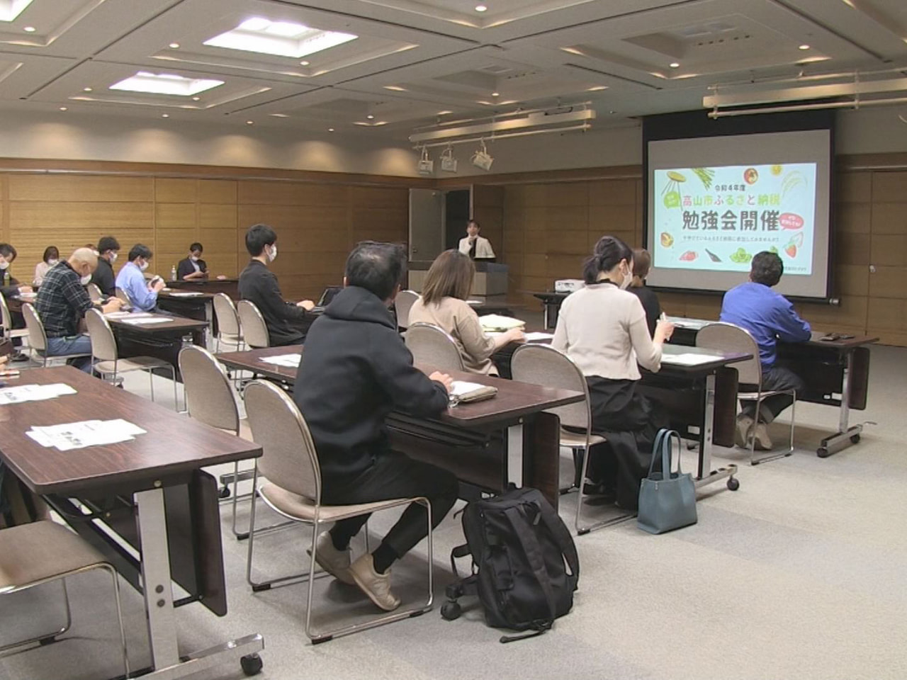 コロナ禍で注目を集めるふるさと納税の勉強会が6日、高山市役所で行われ、事業者が返...