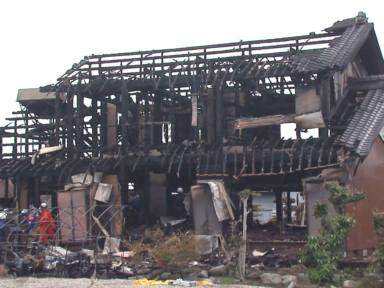 9日朝、本巣市の住宅で火事があり、焼け跡から性別不明の1人の遺体が見つかりました...