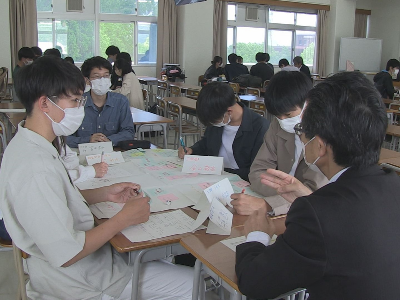 岐阜大学の学生が地域の企業などで活躍する人たちにやりがいなどを取材しました。 こ...