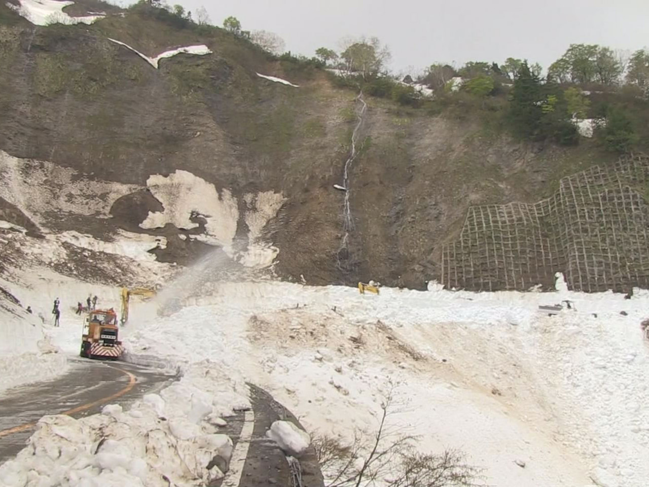 大野郡白川村と石川県を結ぶ山岳観光道路白山白川郷ホワイトロードで、来月の全線開通...