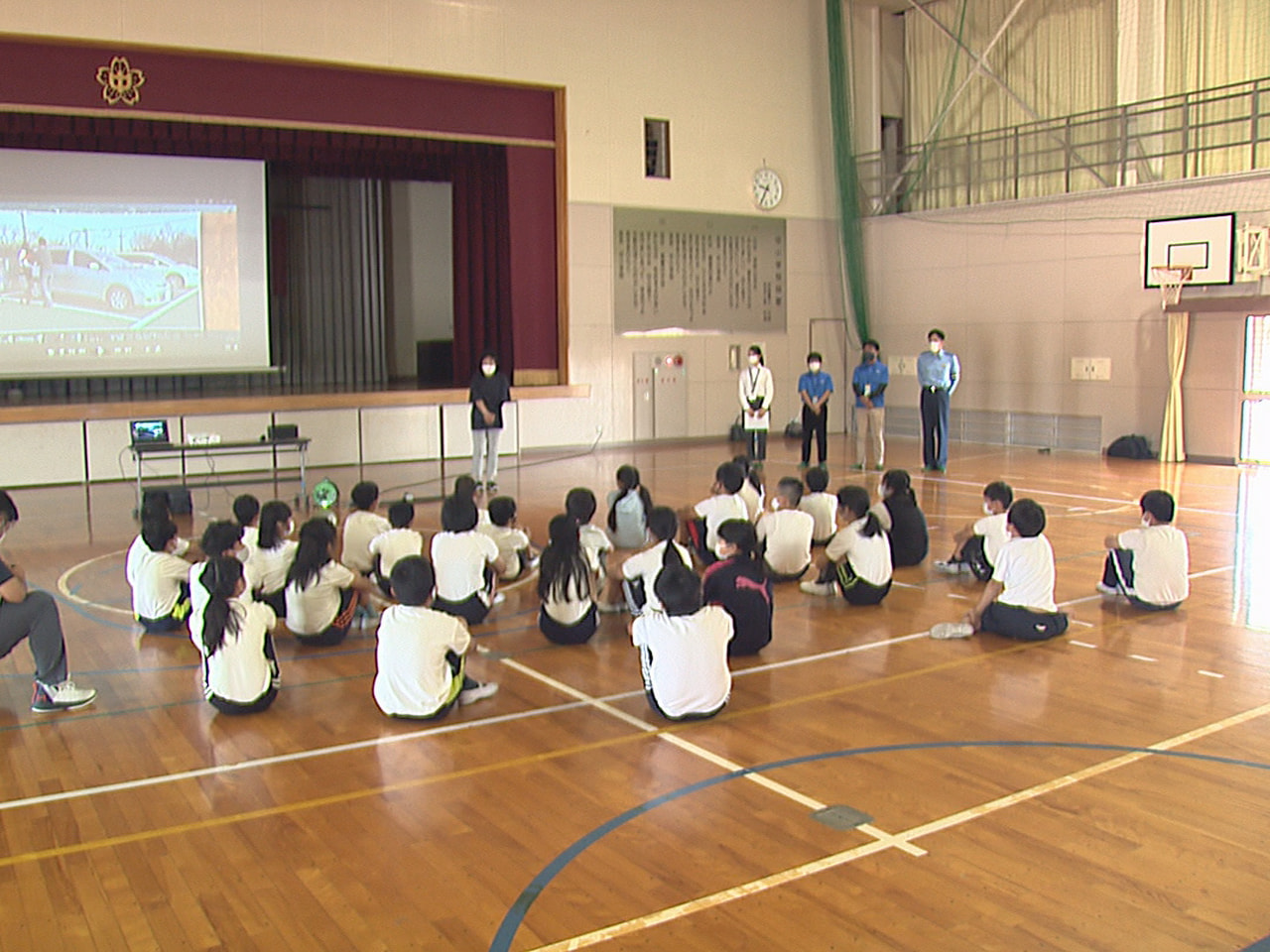 シートベルトの大切さを学んでもらおうと揖斐郡大野町の小学校で2日、児童を対象にし...