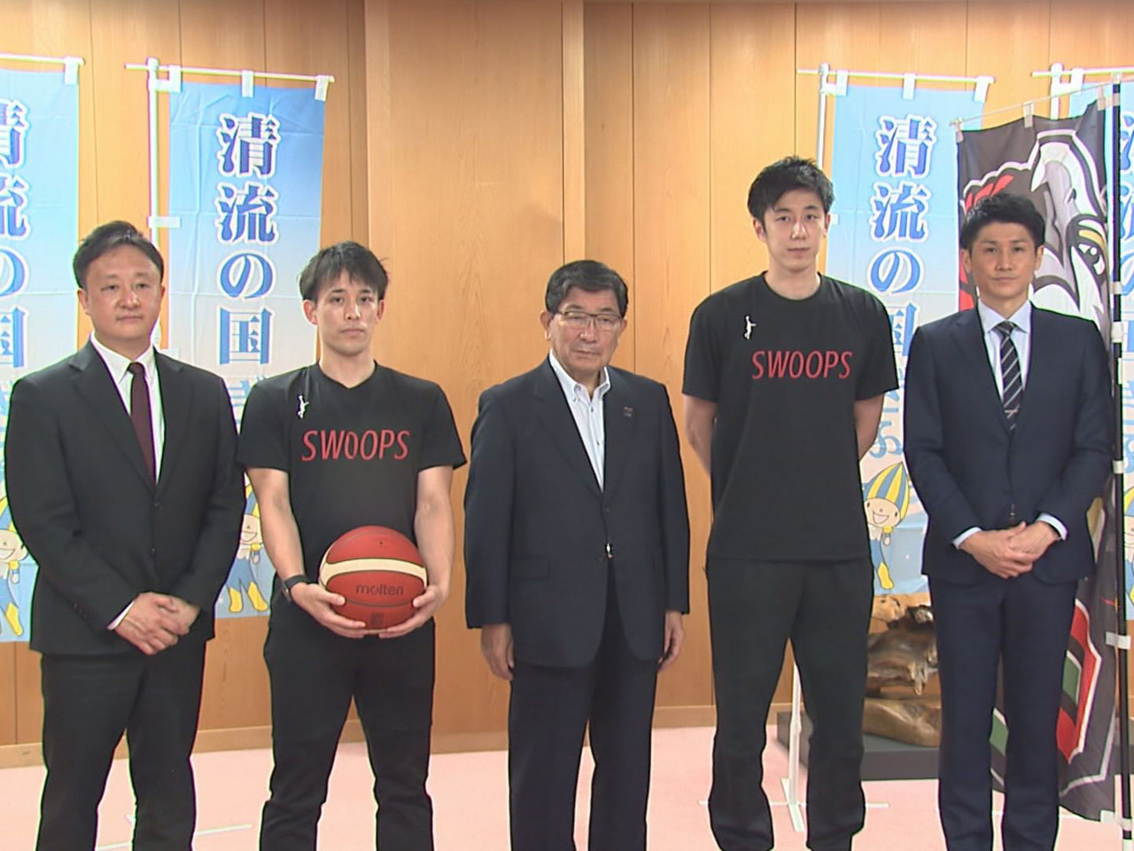 バスケットボールのB3リーグに所属する「岐阜スゥープス」の選手らが6日、県庁で古...
