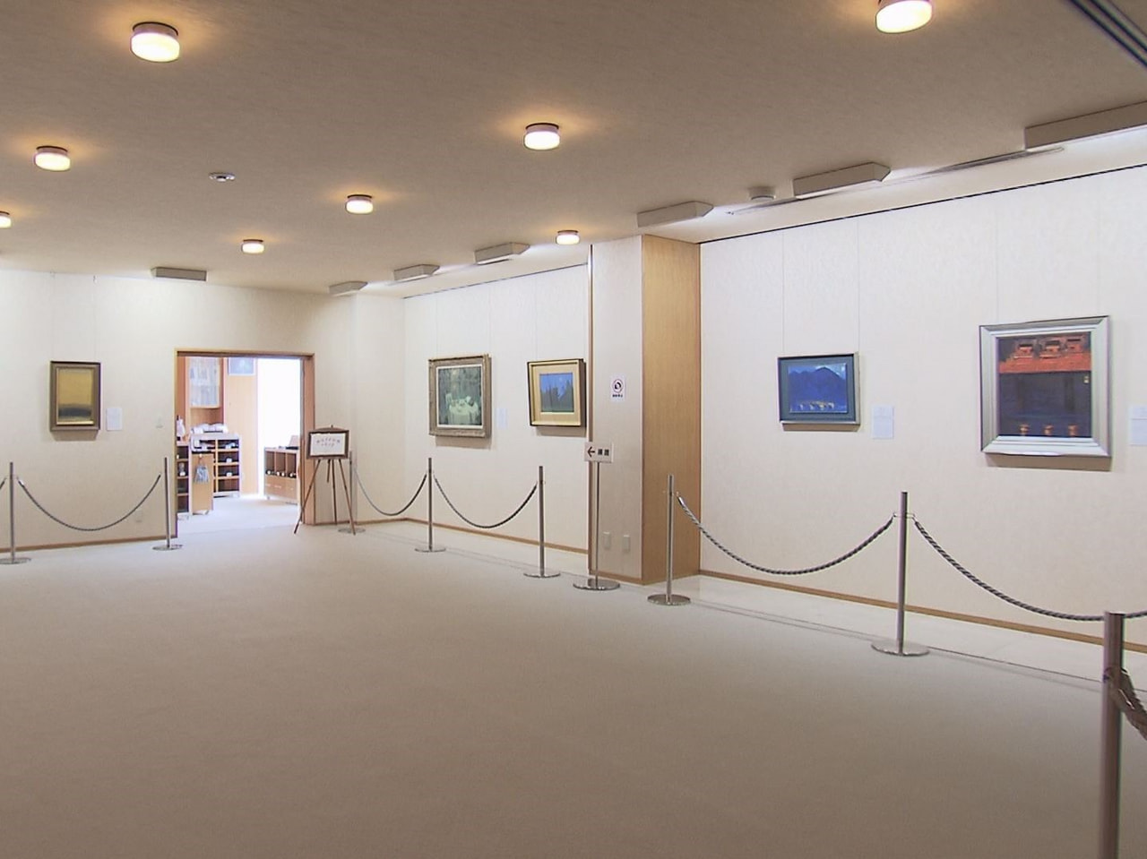 夜から朝にかけての時間の流れをテーマにした絵画展が岐阜市の美術館で開かれています...