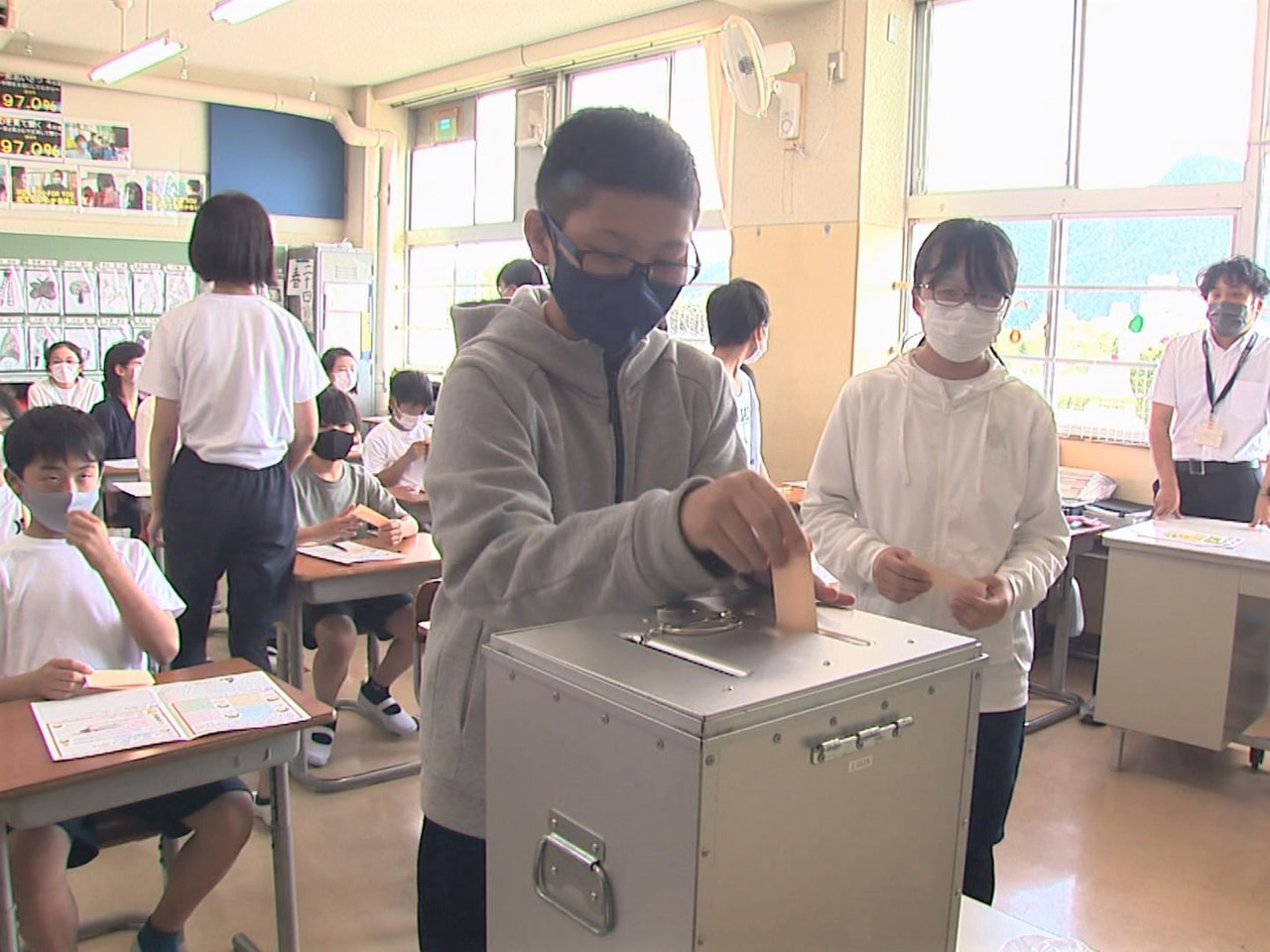 子どもたちに政治への関心を高めてもらおうと、岐阜大学の学生が9日、岐阜市内の小学...
