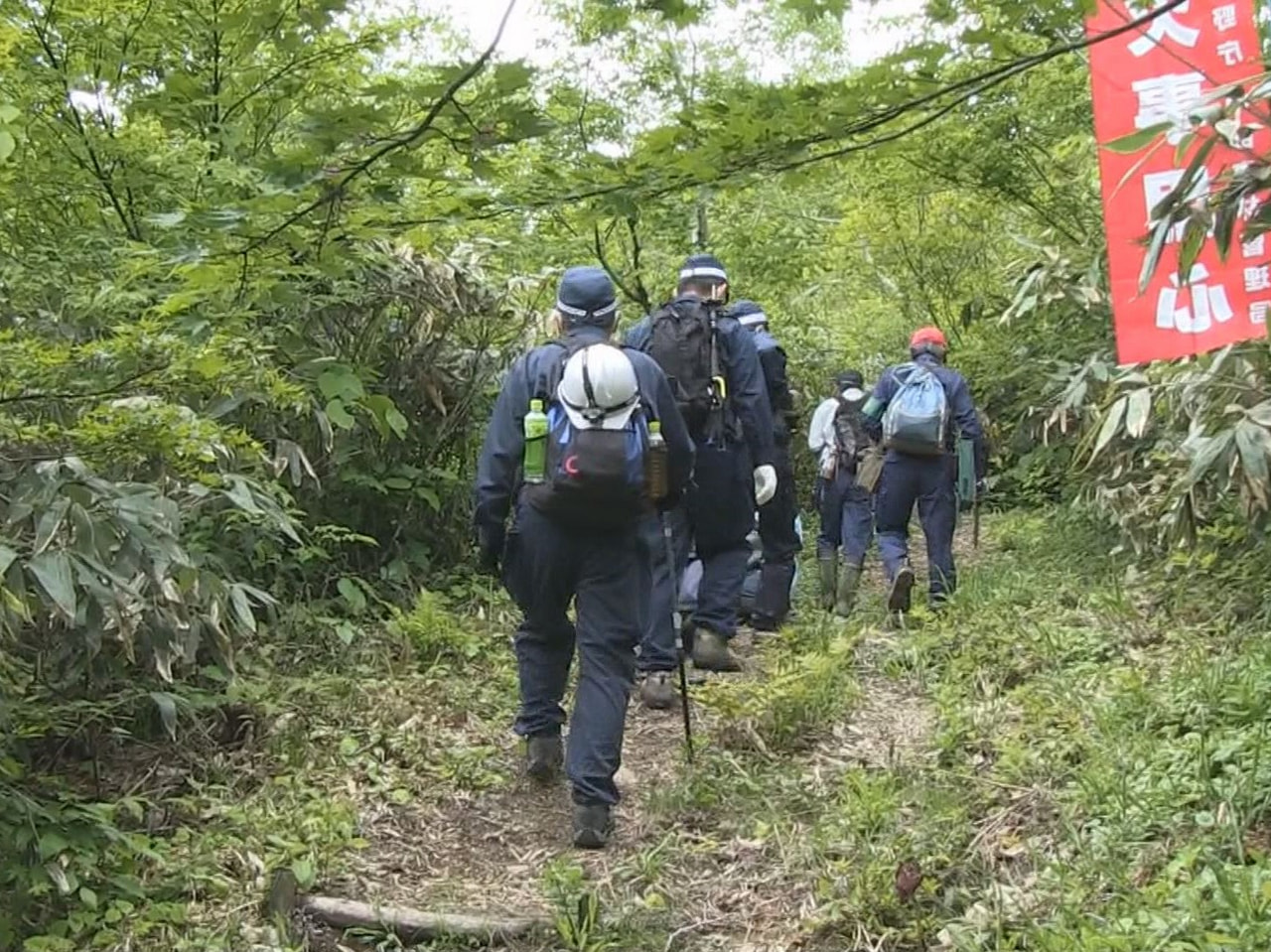飛騨警察署と飛騨森林管理署、飛騨市の3者は9日、市内の森林で合同パトロールを行い...
