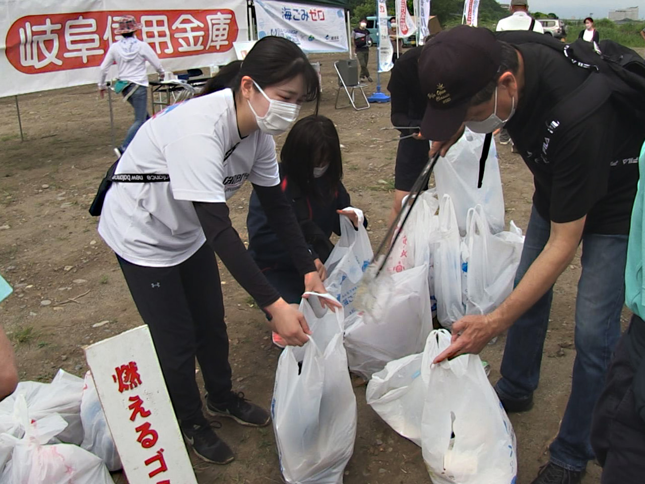 岐阜信用金庫は11日、岐阜、愛知両県の河川敷や観光地などで「ぎふしんクリーン作戦...