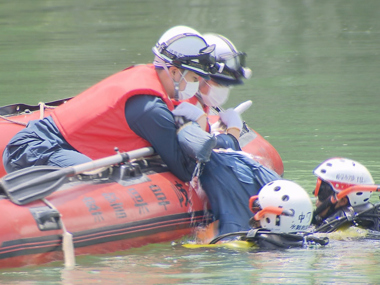 水難事故が多発する夏休みシーズンを前に、消防と警察による合同救助訓練が１３日、岐...