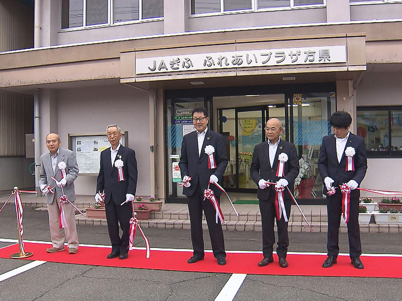 岐阜市にあるJAぎふの3つの支店が地域の憩いの場としてリニューアルし18日、オー...