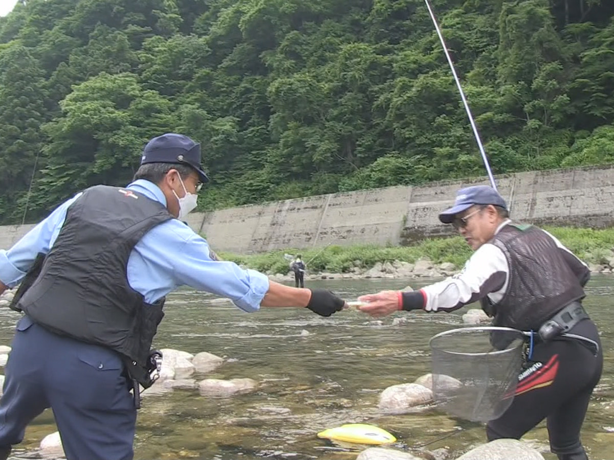 アユ釣りが解禁となった飛騨市で、全国から訪れた釣り人に水難事故の防止を呼びかける...