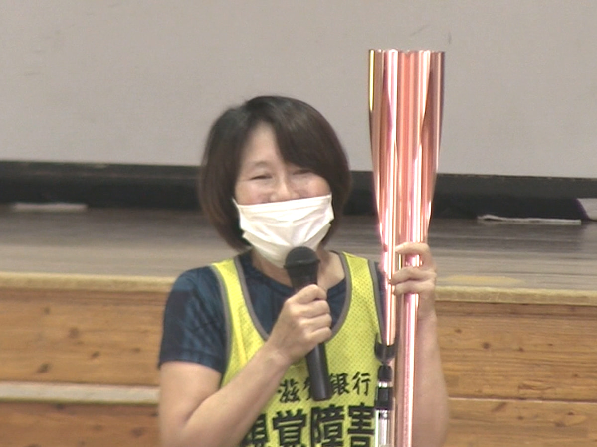 視覚障害者女子マラソンのパラリンピアンを招いた講演会が20日、高山市の中学校で開...